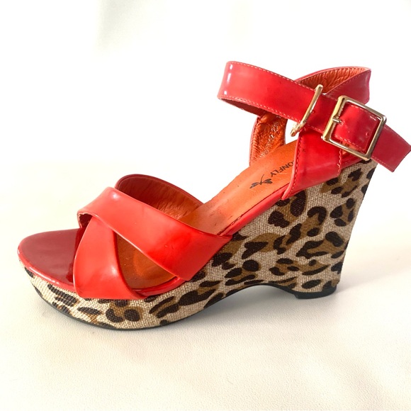 Red Dragonfly Platform Wedge Animal Print Red Heeled Sandals 7 Womens Shoes - Picture 7 of 16